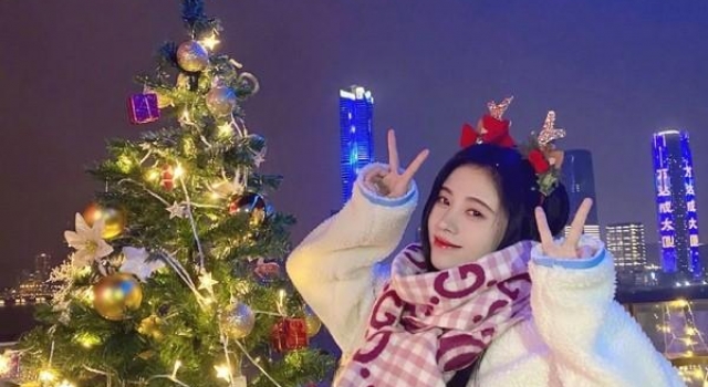 鞠婧祎发圣诞美照，白色毛绒外套配粉围巾温暖可爱，甜度太超标了