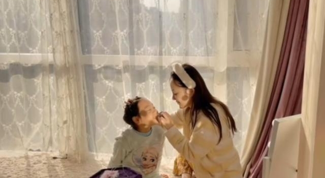 李小璐晒陪女儿演出过程，力证好妈妈人设？离婚1年仍被喊话复合