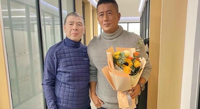 56岁高曙光健壮似小伙，二婚小16岁富商，直言和江珊婚姻失败