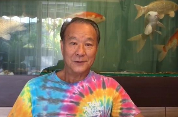 影帝李修贤烟瘾大，68岁牙齿稀疏发黑像90岁，混血外孙颜值高