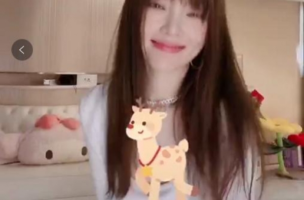 李小璐穿连体衣秀小蛮腰，大秀性感舞姿，动作妩媚表情丰富