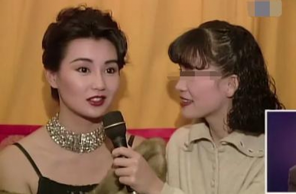 56岁张曼玉旧照罕曝，卷发吊带风情万种，历经11段感情未再嫁