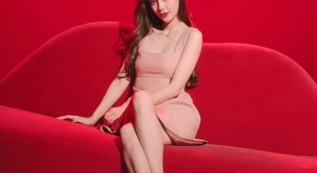 杨颖宣传视频衣服不明显？低胸短裙炫出锁骨，肉色连衣裙太不起眼