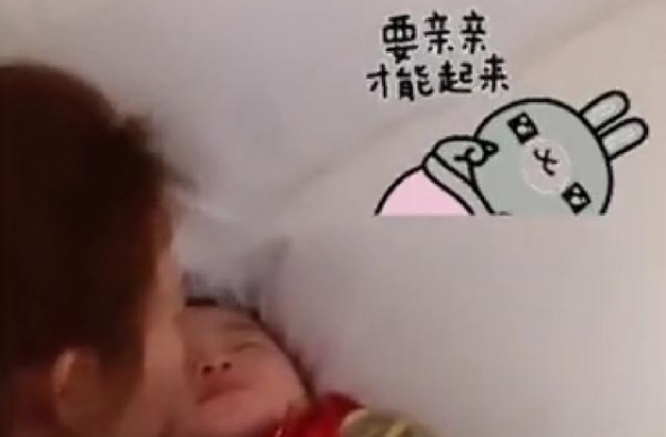 47岁蔡少芬向小儿子索吻被拒，自曝喜欢闻奶嘴，曾公开反对逗娃
