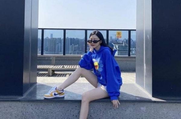 潘玮柏娇妻宣云晒男友视角美照，长腿婚戒抢眼，夸老公穿什么都帅