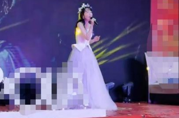 萨顶顶商演场地简陋，零下20度穿抹胸裙，露大白膀子冻到走音
