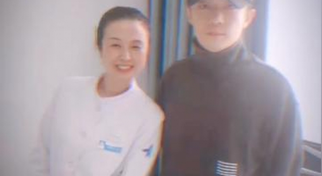 37岁李泽锋病房被偶遇，一周飞两次看望姥姥，和医护合影没架子