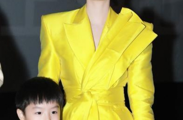 李沁赞常远敬业：为呈现多角度拍摄 被泼数十盆“洗脚水”
