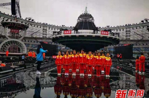 祁东县启航学校留守儿童合唱团受邀参加湖南卫视跨年演唱会