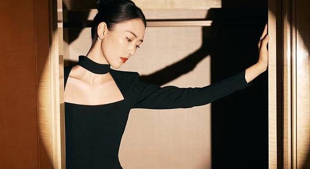 童瑶挽发露锁骨优雅似“黑天鹅”聚光灯下尽情展现成熟魅力