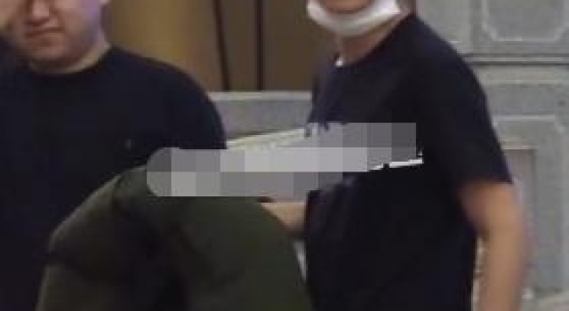 文章又曝出公德问题？公众场合解裤头随地小便，男性友人帮他望风