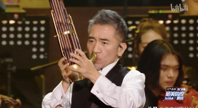 故事：摇滚乐队、民乐、格莱美，《好春光》演唱者吴彤的千面人生