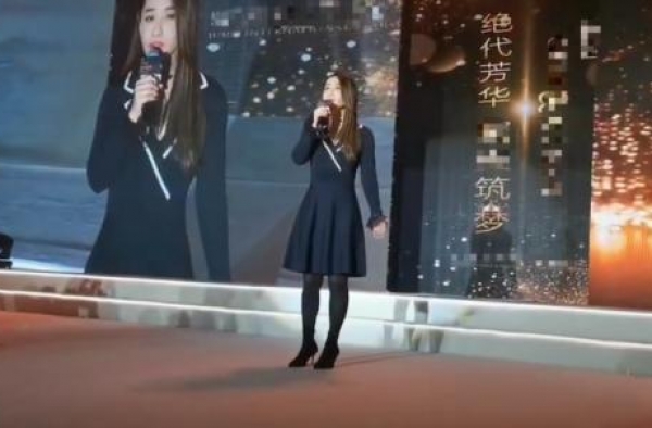 46岁陈德容跑商演丝袜惹眼，小腿粗壮身材五五分，被嘲太缺钱