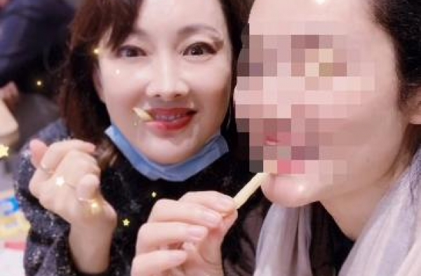47岁牛莉吃快餐被拍，眼眶深陷青筋暴起显老，魔鬼身材却似少女