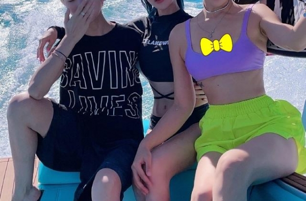郭美美炫富本性难改？手镯竟值县城一套房，被鲜肉搂蜂腰不避嫌