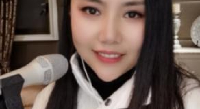 超女纪敏佳豪宅内直播，脸部变形像锥子，差距大到认不出