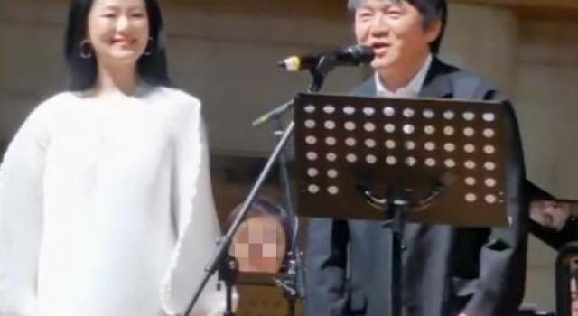50岁咏梅与老公罕同框，相恋26年不要孩子，现在演妈妈成影后