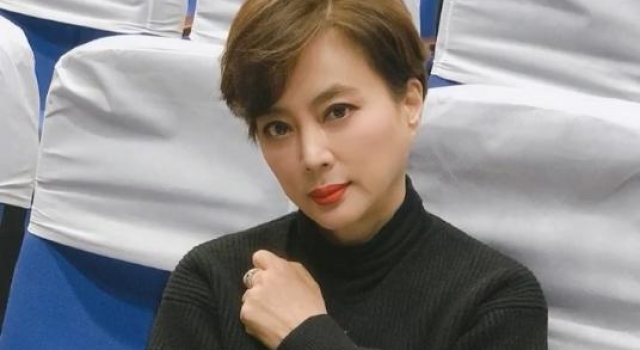 58岁李玲玉晒照，面容饱满无皱纹，两婚均离至今一人带混血儿子