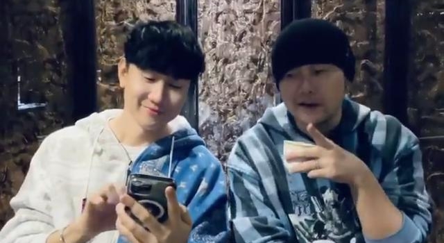 周杰伦与林俊杰同框吃火锅，胖到下巴脖子连成一体，网友认不出