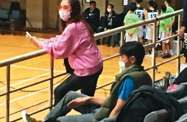 陶晶莹为女公开发飙，从小当男孩养邻居都搞错，花千万送女出国