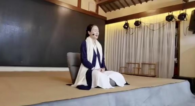 张纪中小30岁娇妻产后复出，教学员睡觉座无虚席，自称宝刀未老