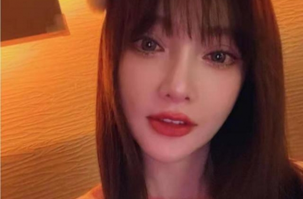 39岁李小璐与闺蜜聚会，嘟嘴卖萌，不料脸僵硬似蜡像