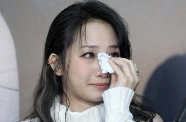 39岁女歌手神秘消失2年现身，痛哭曝隐情，曾登央视获韩红赏识