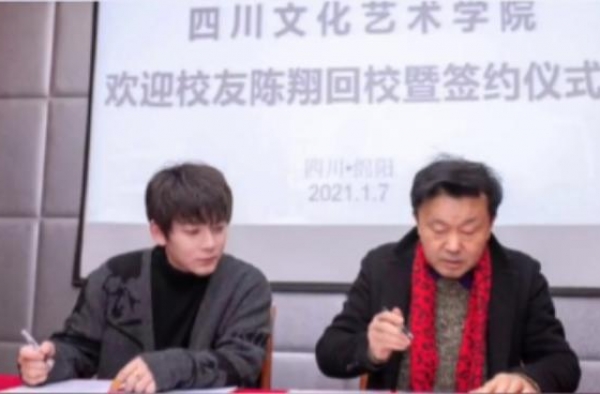 歌手陈翔回母校当老师，月薪被曝仅3000元，网友群嘲不看品德