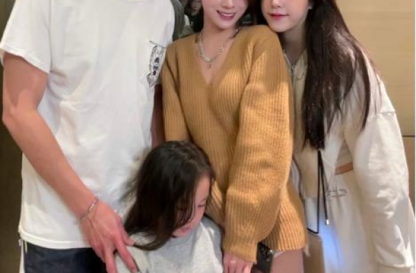 黄宗泽与多名网红共进晚餐，胡子拉碴显憔悴，夹在中间一脸尴尬