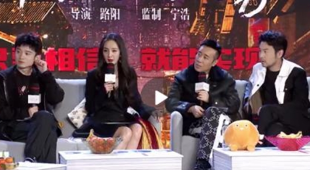 34岁杨幂宣传《刺杀小说家》，造型似“媚狐狸”，发际线是硬伤