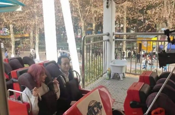 黄晓明狠心剃头真不敢认了！新剧曝光变秃顶，老成大爷太意外
