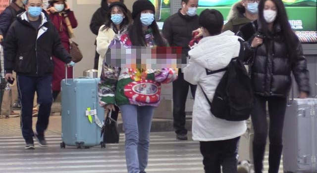 星女郎林允素质低下？不顾马路栏杆阻挡，凌晨翻越护栏遭网友围攻