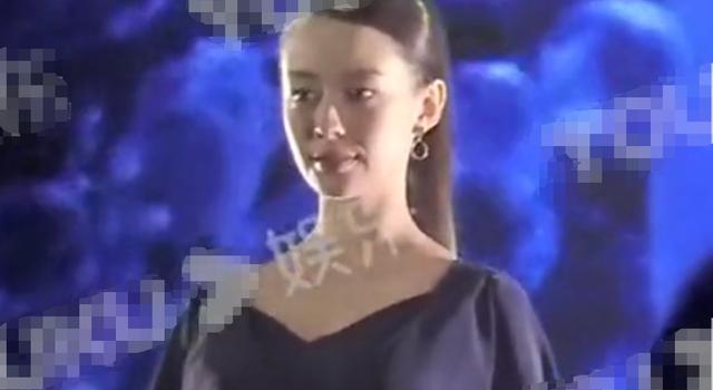 吉娜挺8月孕肚拍广告，穿紧身裙身材纤细，孕6月腰围仅53公分
