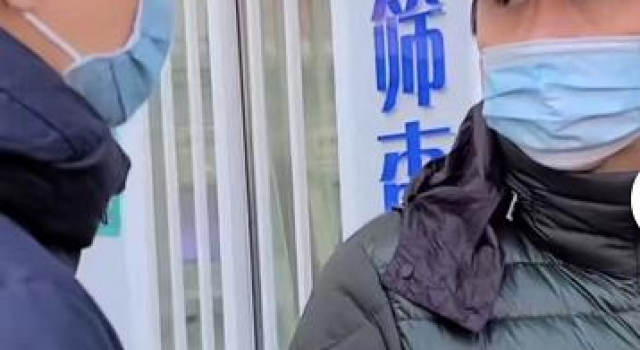 冯巩做核酸检测表情出戏，如同看春晚表演，用平价老牌手机太低调