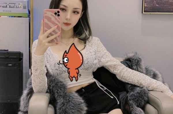 郭美美被人紧搂腰不撒手，身材辣不敢看！直言：你们看得到摸不到