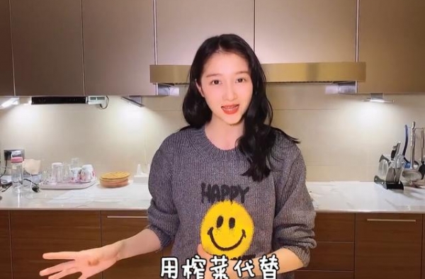 关晓彤官宣榨菜代言！一包仅卖一块钱，网友：史上最便宜明星同款
