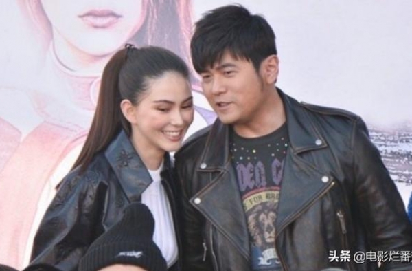 周杰伦近照曝光，身材发福严重，胖到像充气面包，天王化身土肥圆