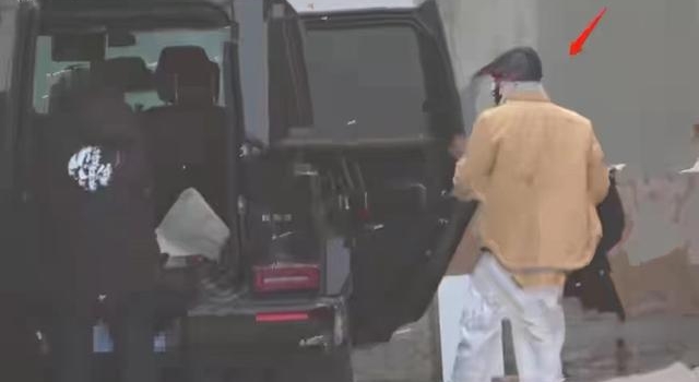 王宝强带10岁儿子罕见露面！开百万豪车现身工作室引发关注