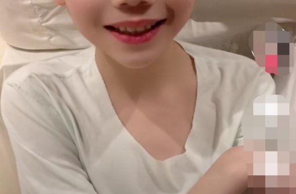 杨烁老婆晒儿子近照，颜值高被赞像混血儿，9岁已有超模范