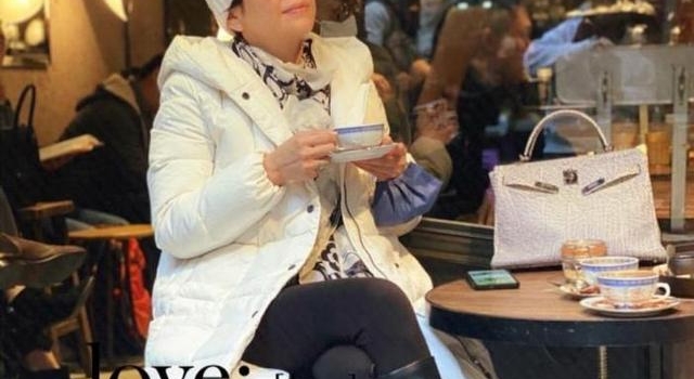 周润发前妻晒近况，背80万名包现身，曾与小22岁男友打得火热