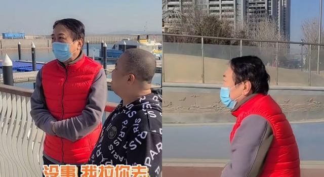 冯巩被徒弟用推板车推着走，冻到手都缩着，私下其实开高档好车？