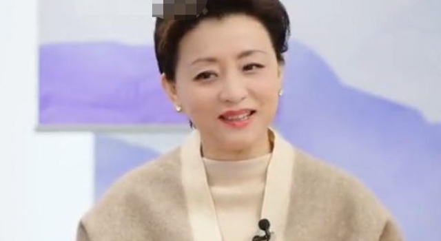 杨澜曝圈内攀比风气，艺人助理队伍庞大充场面，直言无聊且没意义