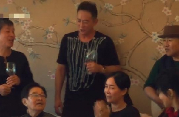 谷建芬与众弟子罕聚会，那英坐中间领唱其新歌，却不见毛阿敏身影