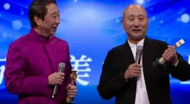冯巩陈佩斯惊喜同框，共获年度榜样艺人，网友称以为到了春晚现场