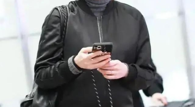 胡杏儿怀孕7个月现身机场，大孕肚凸出圆滚滚，一个帽子价格三千