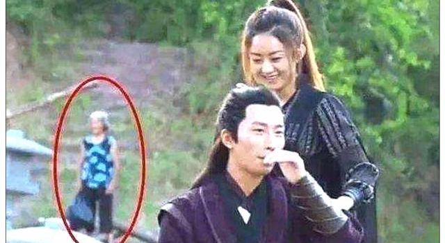 穿运动鞋拍古装戏很常见，全看现场是否自律丨业内说
