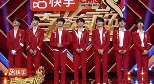 时代少年团亮相《直通春晚》吊发杂技再现舞台