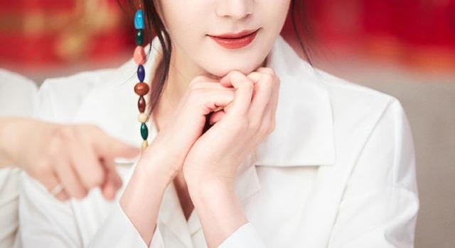 迪丽热巴收腰衬衫勾勒曼妙腰线 戴彩色珠串耳饰年味十足
