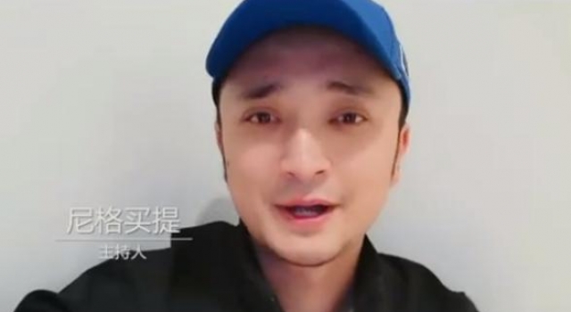 尼格买提观影哭到凌晨三点，双眼红肿疲惫，曾因母亲入院深夜痛哭