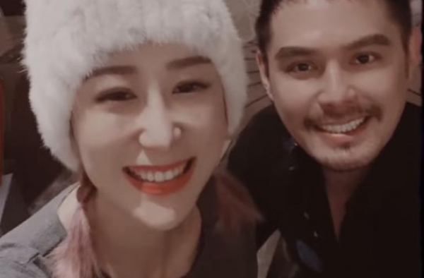 陈浩民老婆与男闺蜜亲密互动，满脸笑容挨超近，网友称老公会吃醋